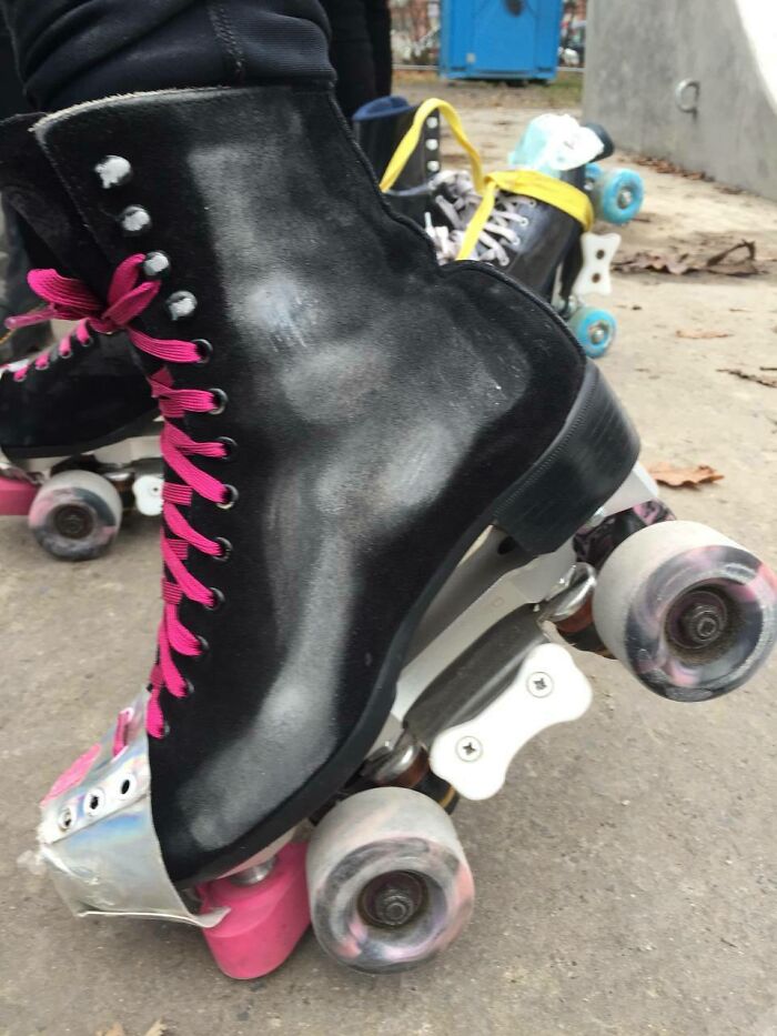 El polvo de una rampa en mis patines de ante parece una radiografía de mis pies