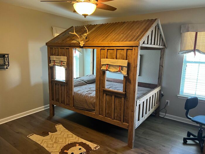 He publicado la cama de mi hija antes, aquí está la que hice para mi hijo. Con el techo galvanizado de nuestro viejo granero de principios de siglo, y el cableado con interruptores para la luz / ventilador y una toma de corriente para conectar su Echo. ¡También voy a dejar esta para los nuevos propietarios, espero que les guste!