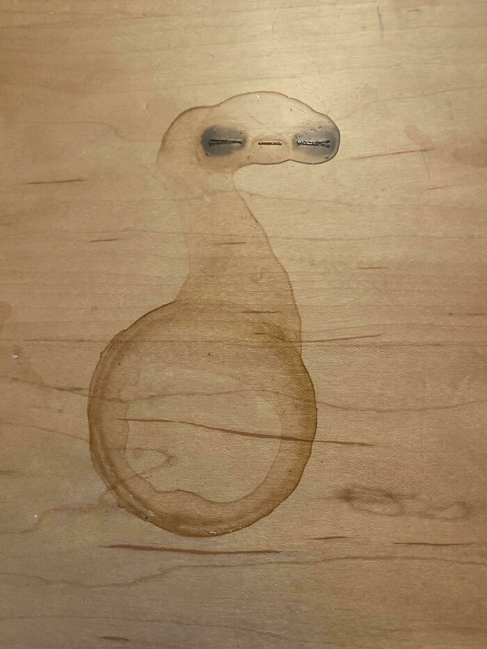 Esta mancha de café en mi mesa que parece ET