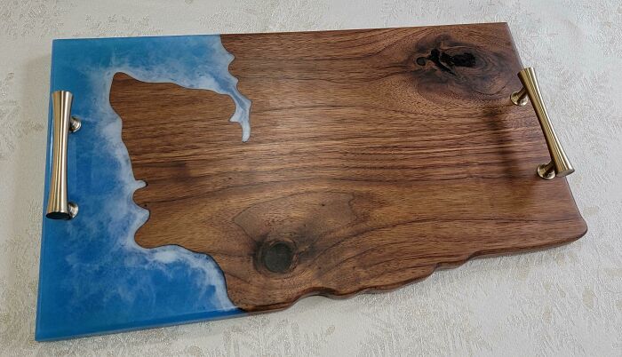 Mamá quería una tabla de servir con la forma del estado de Washington. Cuerpo de nogal con resina para cuadrarlo. Es la primera vez que utilizo la resina artísticamente y que pruebo el tema de las olas. Estamos muy contentos