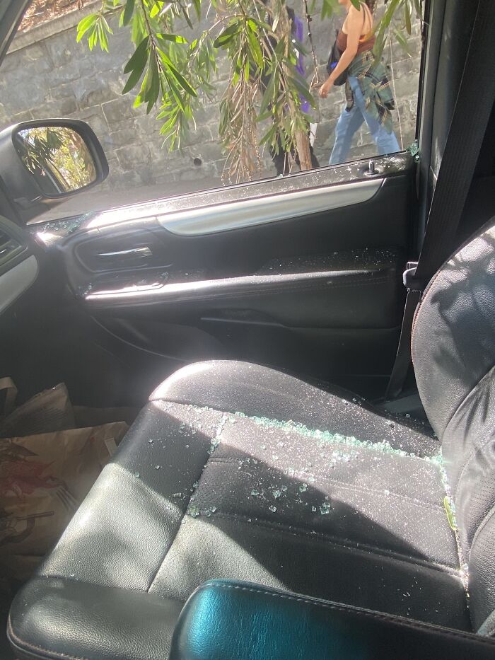 Ayer, durante su cumpleaños, a mi hermano le rompieron la ventana y le robaron todas sus pertenencias de su camioneta. Es una pena