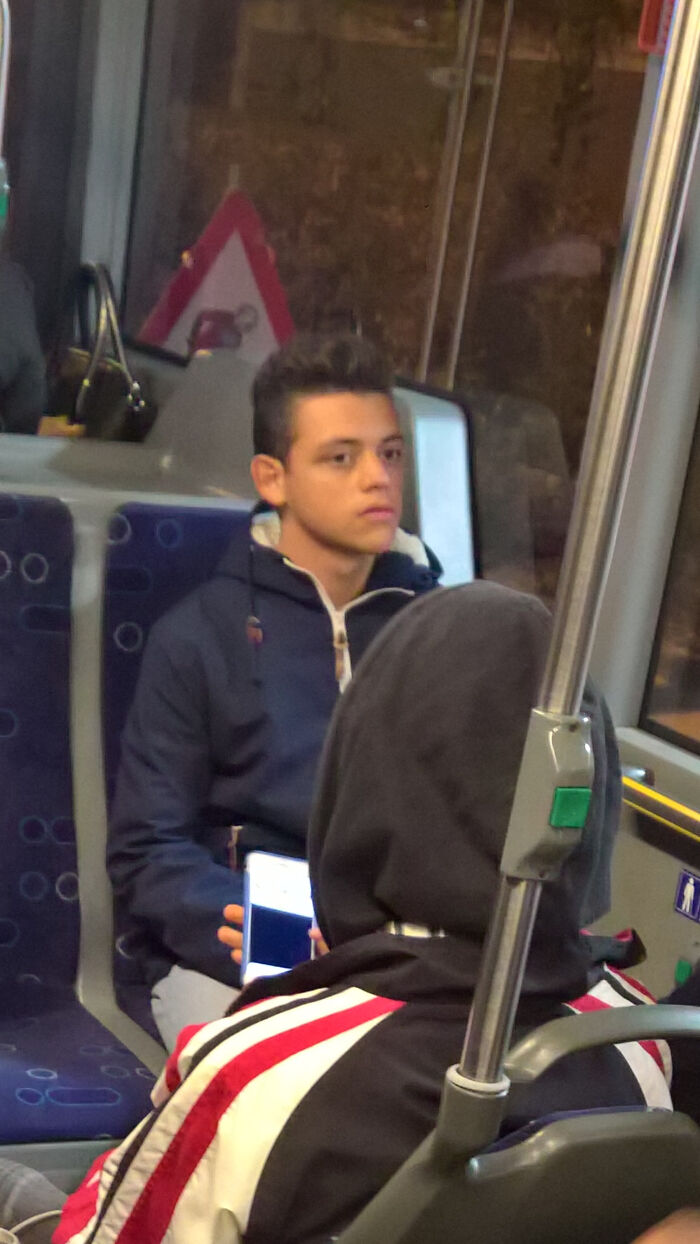 Vimos a un joven doble de Mr. Robot en el autobús