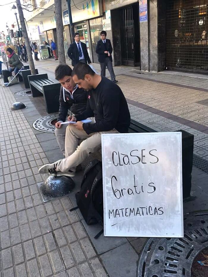 Este profesor de matemáticas ayuda a la gente que quiere aprender, gratis