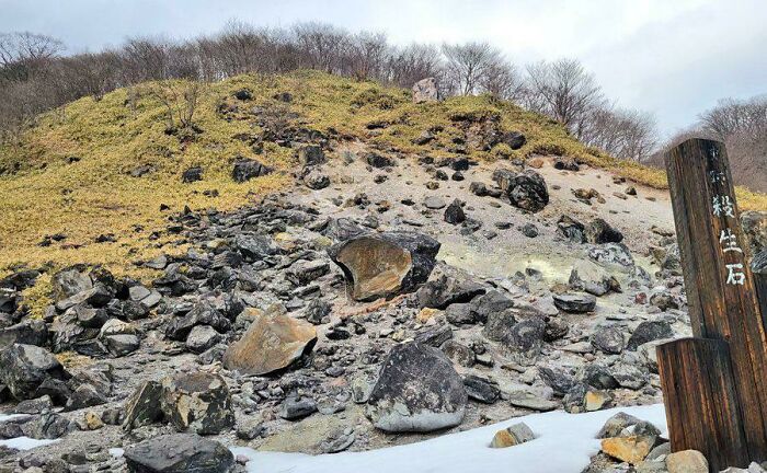 La "piedra asesina" de Japón se rompe por la mitad después de 1.000 años. La leyenda dice que el espíritu demoníaco atrapado en su interior es ahora libre para causar estragos en la tierra