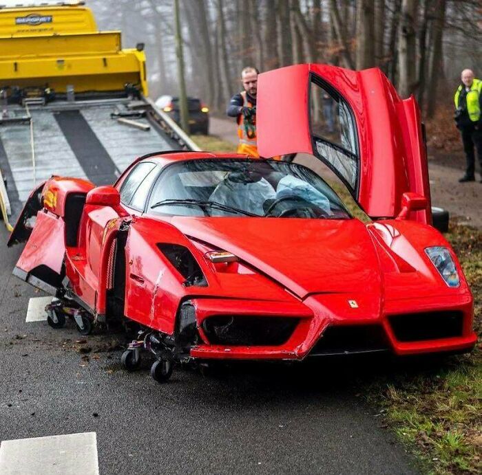 Este Ferrari Enzo que chocó esta mañana mientras hacía una prueba de manejo en Baarn, Holanda