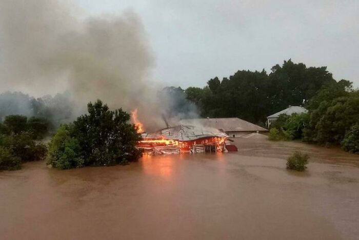 En Nueva Gales del Sur, Australia, la casa de esta pobre mujer se quemó durante una inundación