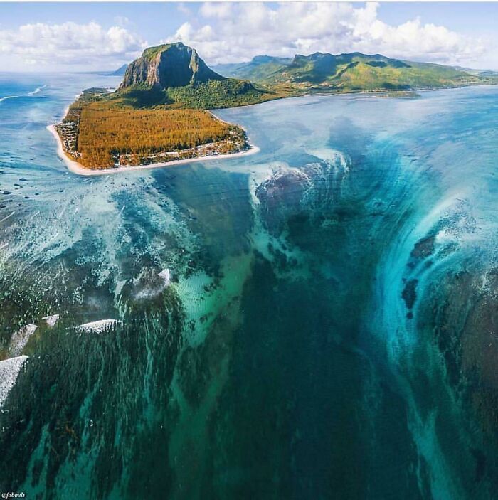 Cascada submarina cerca de Isla Mauricio