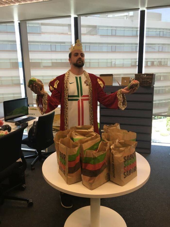 Mi jefe compró hamburguesas para celebrar la victoria de Portugal la semana pasada
