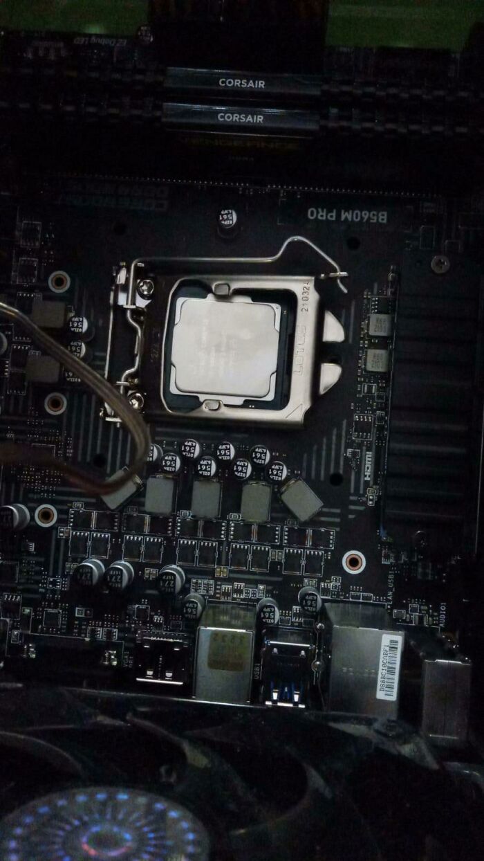 Had A Friend Ask Me Why He Was Struggling To Screw In His Cpu? Smh