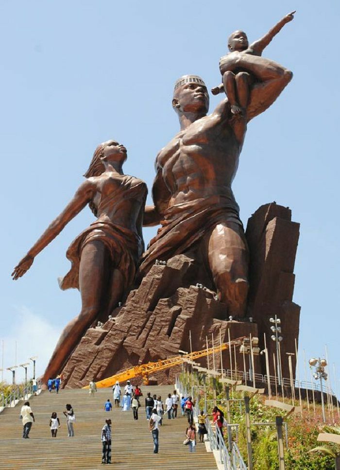 Unidad absoluta de una escultura. Monumento del Renacimiento de Senegal