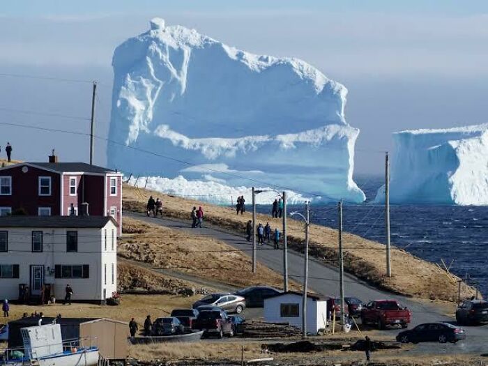 Unidad de un iceberg que pasa por Terranova, Canadá