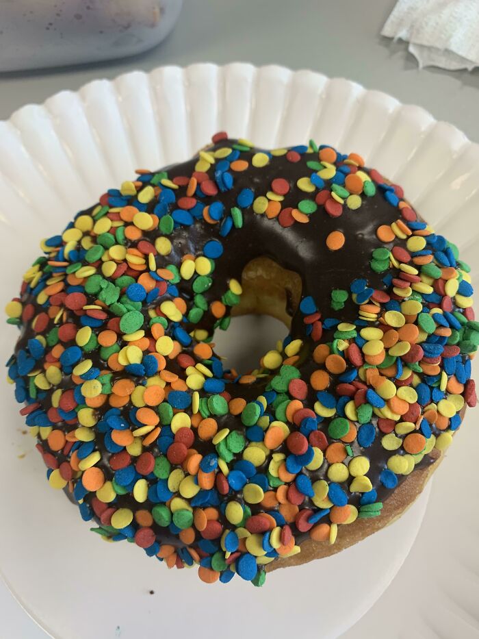 I Came Out As Non-Binary At Work And My Supervisor Showed Her Support With Rainbow Donuts
