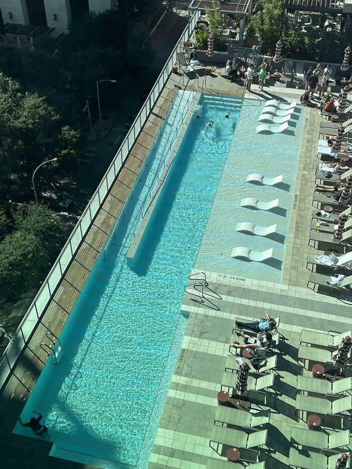 La piscina del hotel tiene una rampa de entrada para discapacitados