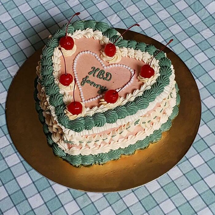 I Made This Vintage Style Cake The Other Day And I'm Very Proud Of The Design!