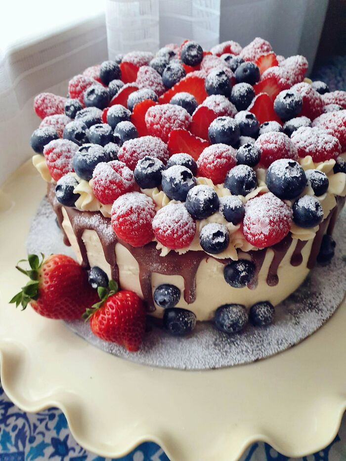 My Mum Is Coming Today, Today!!! Haven't Seen Her For Almost 2 Years. Im All Over The Place So I Do What I Do Best - Vanilla Cake With Fresh Berries