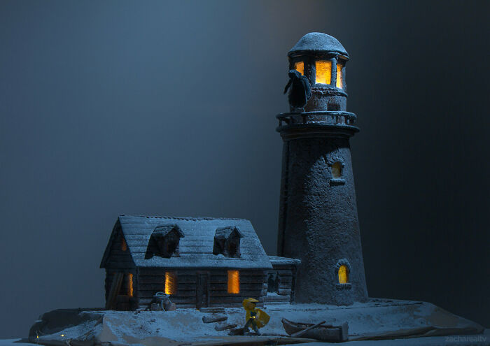 Casa de pan de jengibre que representa a un pescador refugiándose de la tormenta en un faro encantado con el fantasma del primer farero