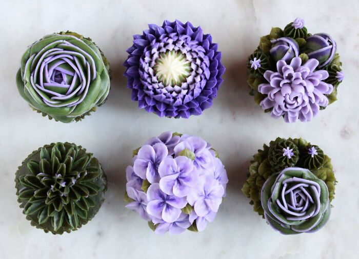 Cupcakes de cumpleaños para una amiga que adora el morado