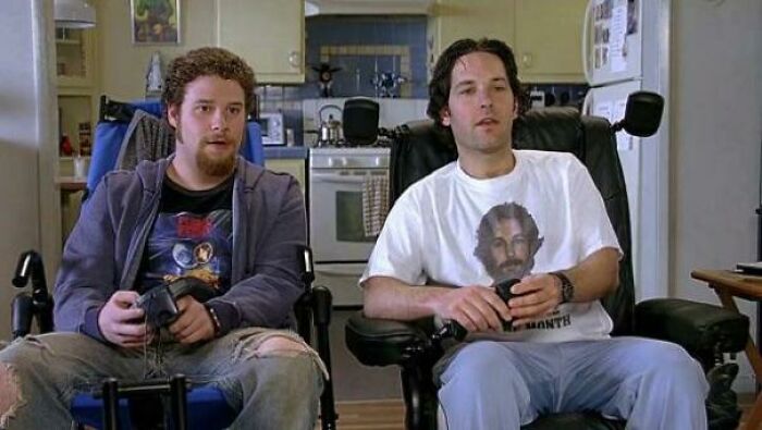 In The 40-Year-Old Virgin, Paul Rudd Wears A Shirt With His Photo On It. The Photo Came From The Day They Shot Their Work Badges. The Costumer Printed It On A Shirt On A Whim And Left It With The Rest Of Rudd’s Wardrobe. When He Saw It, He Chose To Wear It In This Scene.