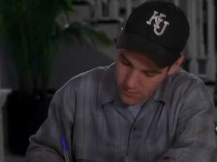 En “Ni idea” (1995), Josh lleva una gorra de la Universidad de Kansas. Esta gorra de verdad pertenecía a Paul Rudd y le pidió al equipo de vestuario que se la pusiera en algunas escenas para honrar a su alma mater 