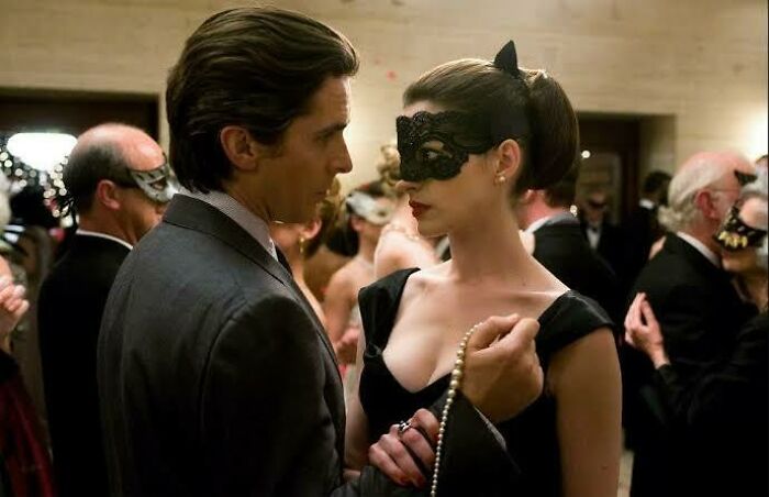 “En el caballero de la noche asciende” (2012), Bruce no lleva una máscara en la escena del baile de máscaras. Esto se debe a que considera a Batman como su verdadera identidad y a “Bruce Wayne” como un disfraz para el público. Cuando Selina le preguntó “¿Quién estás fingiendo ser?”, él respondió “Bruce Wayne, un multimillonario excéntrico”