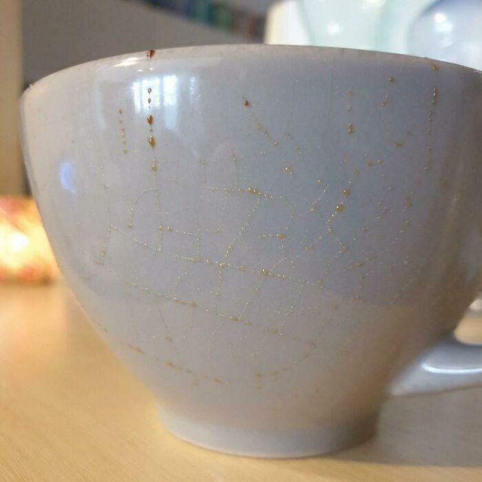 Mi taza está sudando té a través de las grietas de la cerámica