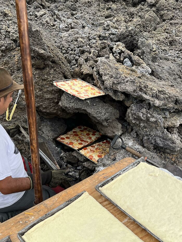 Este tipo hace pizza usando los respiraderos volcánicos del volcán Pacaya en Guatemala