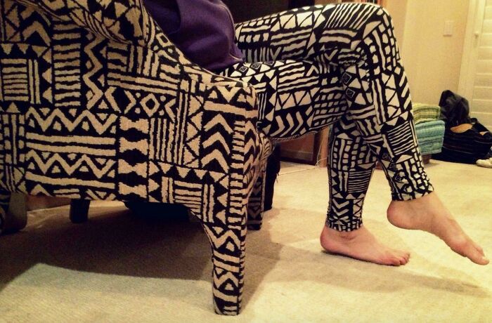 Mis leggings combinan con la silla del alojamiento vacacional