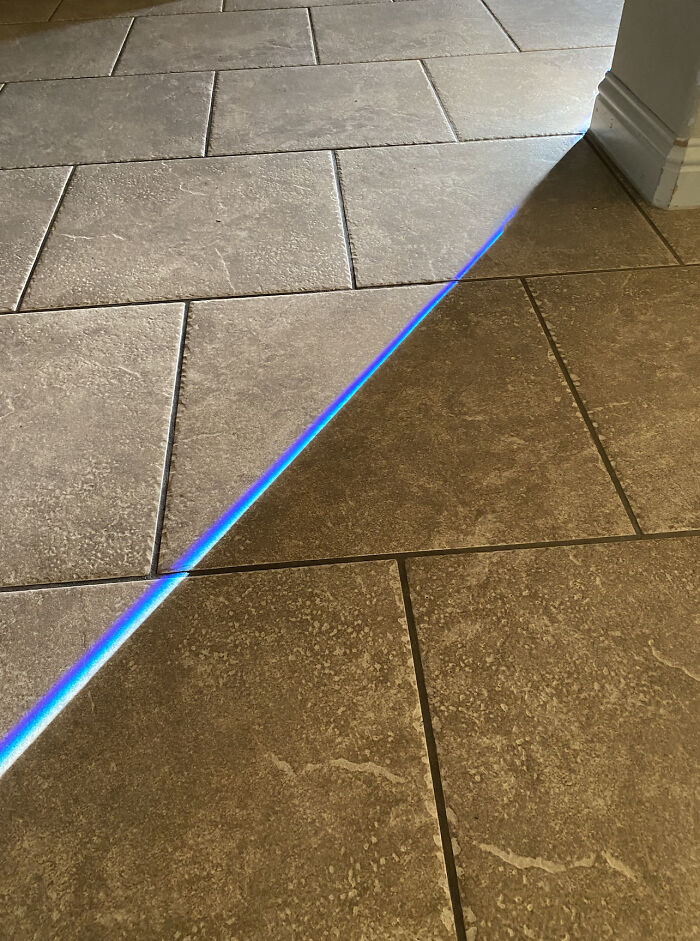 La forma en que el pilar de mi casa dividió el rayo de luz en solamente el color índigo
