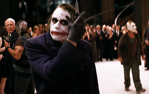 En “El caballero de la noche” (2008), el Joker se lame los labios constantemente, esto se debe a que las cicatrices falsas de Heathe Ledger se caían a cada rato, así que Heath se lamía los labios para mantenerlas en su sitio. Poco a poco, esto se convirtió en una parte del personaje del Joker