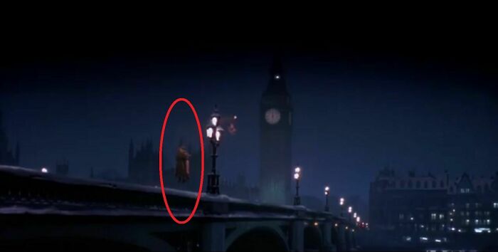 In Hook (1991), The Flying Couple On The Bridge Is Actually George Lucas And Carrie Fisher. Carrie Even Worked On The Movie's Script