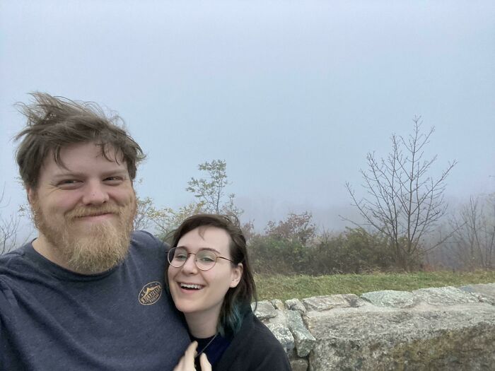 Esta es mi esposa y yo en el punto más alto de Skyline Drive, con vistas al majestuoso valle de Shenandoah