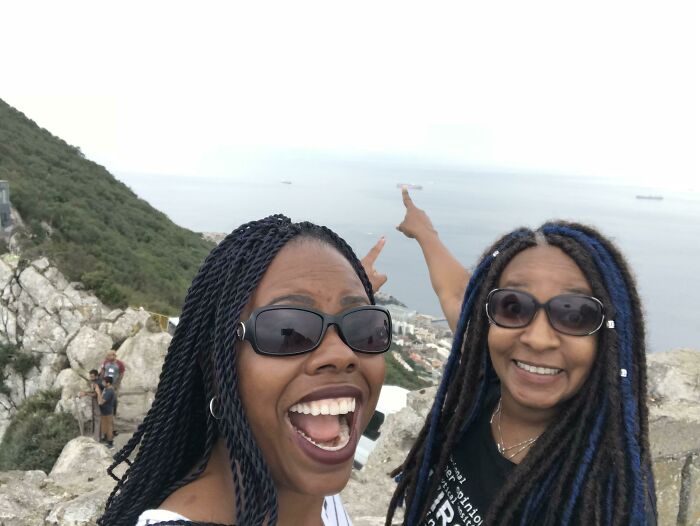 Yo (a la izquierda) estaba emocionada por ver la punta de África desde Gibraltar, pero... la niebla. Aún así, es lo más cerca que he estado