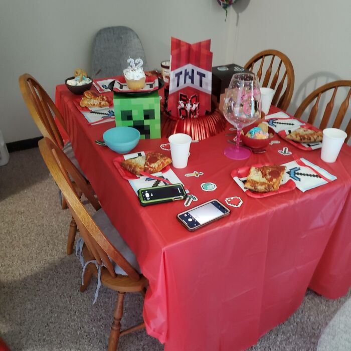 My Mom Threw Me A Surprise Minecraft Birthday Party. I'm 32 And Didn't Think She Knew Or Cared About My Interests At All