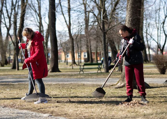 Grateful Ukrainians Thank Neighboring Countries For Their Hospitality By Cleaning Up Parks, Beaches, And City Streets Grateful Ukrainians Thank Neighboring Countries For Their Hospitality By Cleaning Up Parks, Beaches, And City Streets