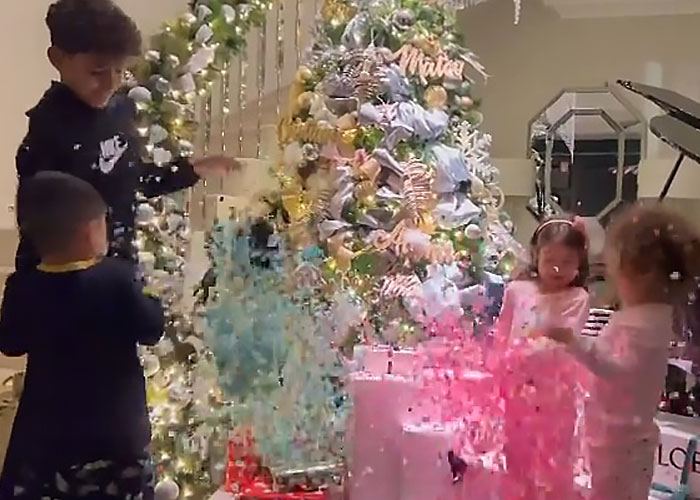 Manchester United And Liverpool Fans Unite In Beautiful Tribute To Ronaldo’s Son During 7th Minute Of The Game Manchester United And Liverpool Fans Unite In Beautiful Tribute To Ronaldo’s Son During 7th Minute Of The Game