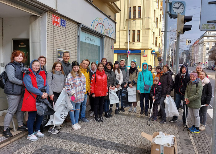 Grateful Ukrainians Thank Neighboring Countries For Their Hospitality By Cleaning Up Parks, Beaches, And City Streets Grateful Ukrainians Thank Neighboring Countries For Their Hospitality By Cleaning Up Parks, Beaches, And City Streets