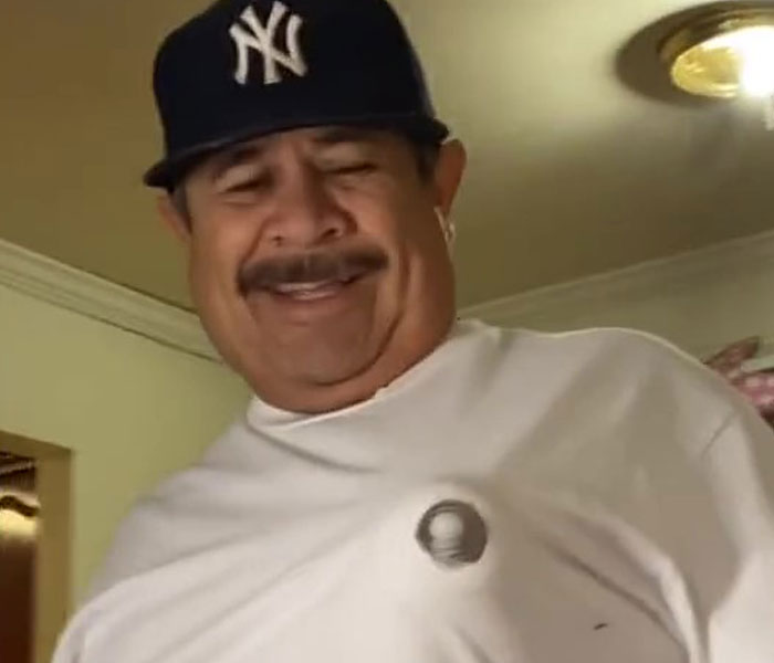 People Are Loving This Grandad’s Idea Of Faking Breastfeeding When The Baby Refuses To Drink Out Of The Bottle People Are Loving This Grandad’s Idea Of Faking Breastfeeding When The Baby Refuses To Drink Out Of The Bottle