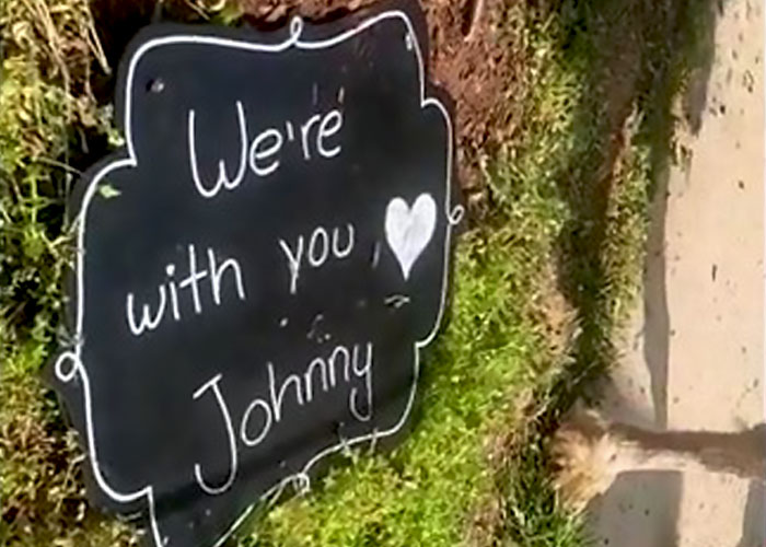 Johnny Depp’s Fan Brought Two Emotional Support Alpacas Outside The Court To “Brighten His Day” Johnny Depp’s Fan Brought Two Emotional Support Alpacas Outside The Court To “Brighten His Day”