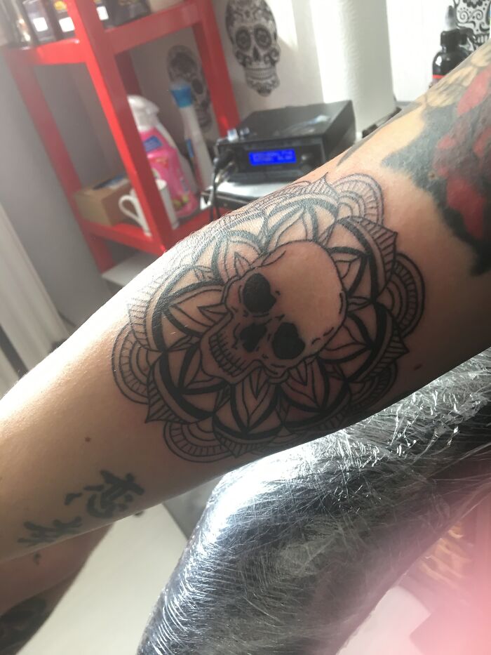 My Girlfriends Had Her Sisters Art Tattooed To Show How Proud She Is And To Help Her Confidence In Herself To Follow Her Dreams Of Becoming A Tattoo Artist