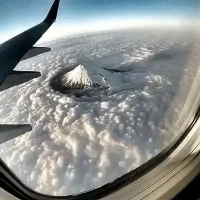 Flujo de nubes pasando por el Monte Fuji, Japón