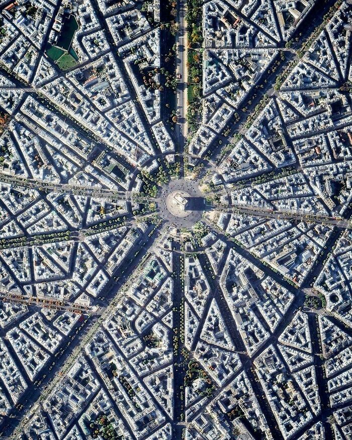 El Arco del Triunfo en el centro de 12 avenidas radiales en París, Francia