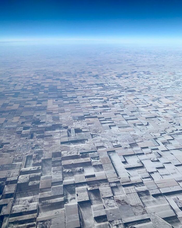 Los parches de nieve arrastrados por el viento causan un efecto 3D en el este de Colorado