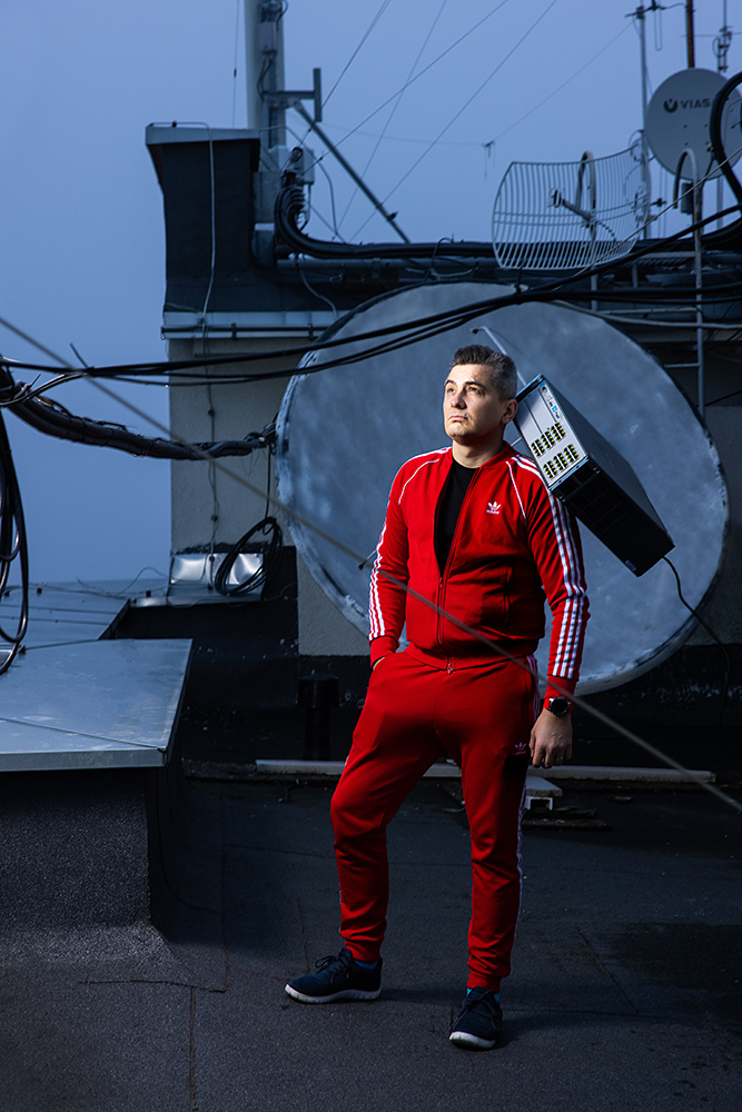 I Parody Crazy Vaccine Conspiracy Theories By Making This Satyre Photosession Where People “Attract Things”