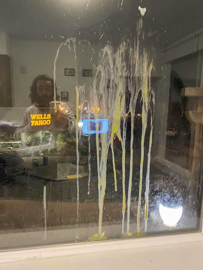 Soy profesor de secundaria y me acaban de lanzar huevos a la ventana de mi apartamento. Pensé que les gustaba