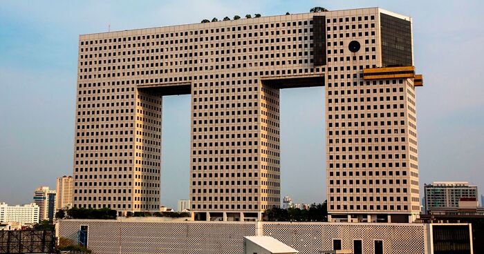 30 Times People Spotted “Buildings Being Weird Little Guys” And Shared Them On This Twitter Page