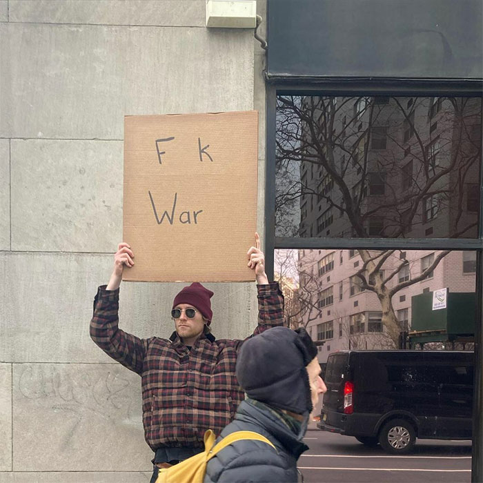 40 Times “Dude With Sign” Did Everyone A Public Service And Protested Everyday Annoying Things (New Pics)