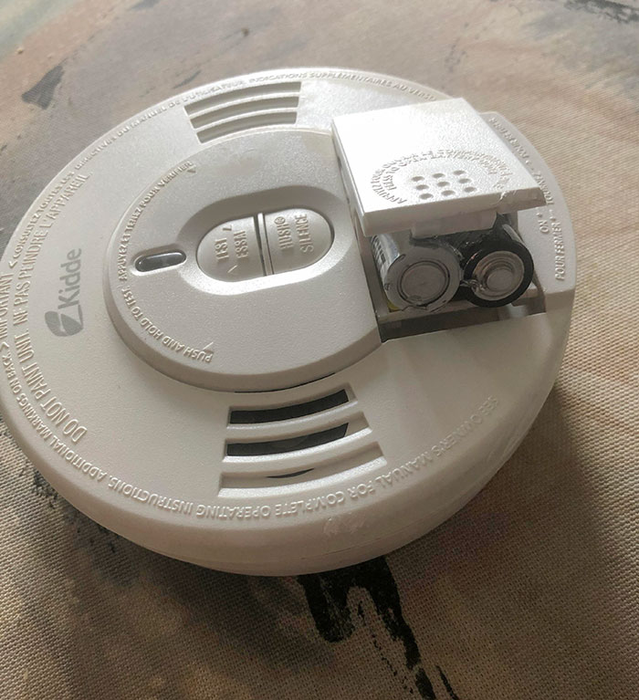 Roommate Jammed AA Batteries In The Smoke Alarm, It Takes A Single 9 Volt