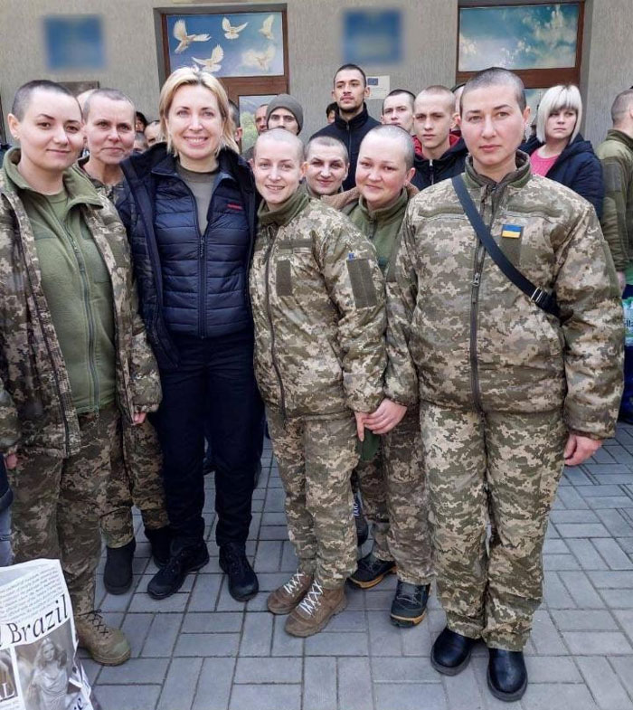 Militares ucranianas rescatadas del cautiverio. El manual del ejército ucraniano no prevé que las mujeres se afeiten la cabeza. Esto se hizo en el cautiverio ruso