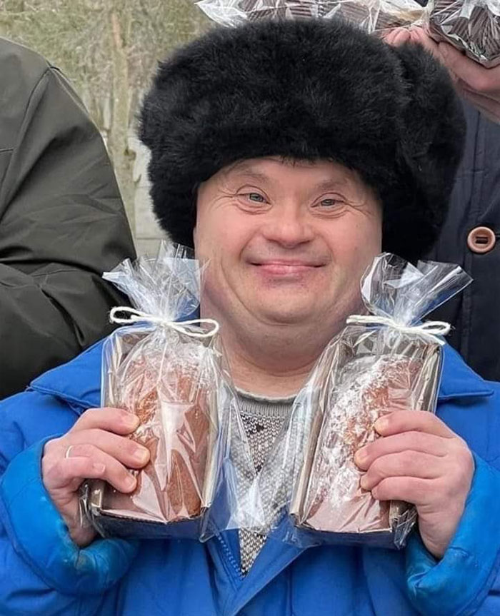 Un hombre #ucraniano con síndrome de Down hornea pan para alimentar a los soldados que luchan en la guerra. ❤