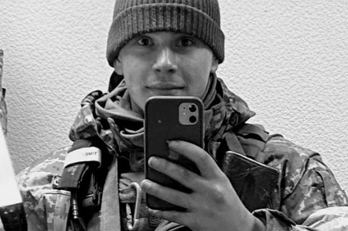 Nazar Nebozhenskyi, de 23 años, que salvó a 20 compañeros al atraer el fuego de 3 blindados rusos hacia sí mismo y destruir 2 de ellos, siendo herido mortalmente en la acción. Recuerda su nombre